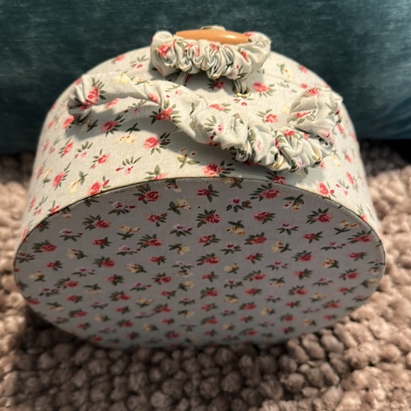 DOLL in a suitcase box with a set of dresses - Picture 10 of 15